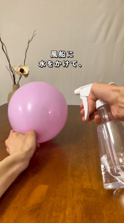 風船に水をかけて半紙を貼っていくと……？　楽しい手順で完成する部屋の“ムード格上げインテリア”に「天才」「光り方に月感ある」（1/3） | ライフスタイル ねとらぼ