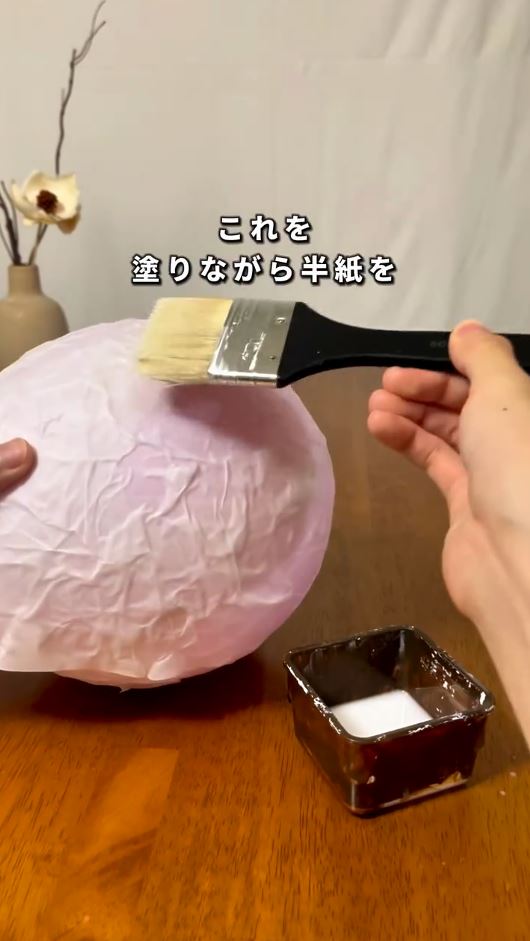 水を混ぜた接着剤を塗る