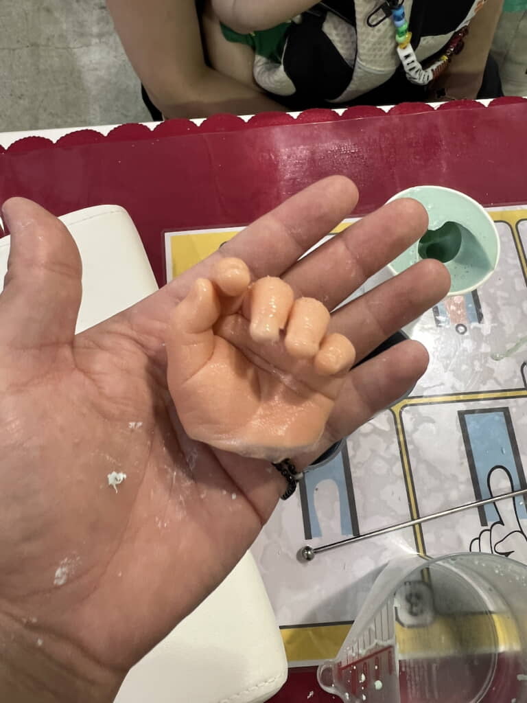 「指ワークショップでお客さんの赤ちゃんの手を型どりしました！」