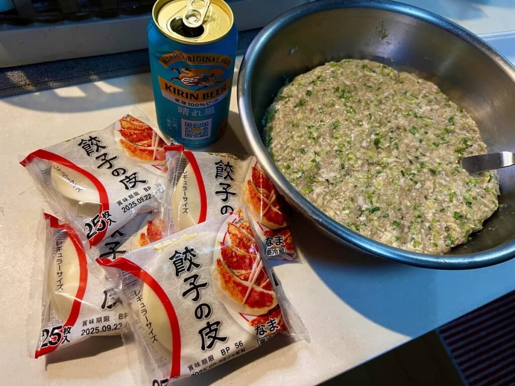 大量の餃子の皮とタネ
