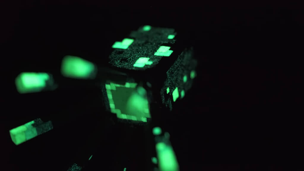 つまようじでできたヒカリイカを暗闇に置いたところ