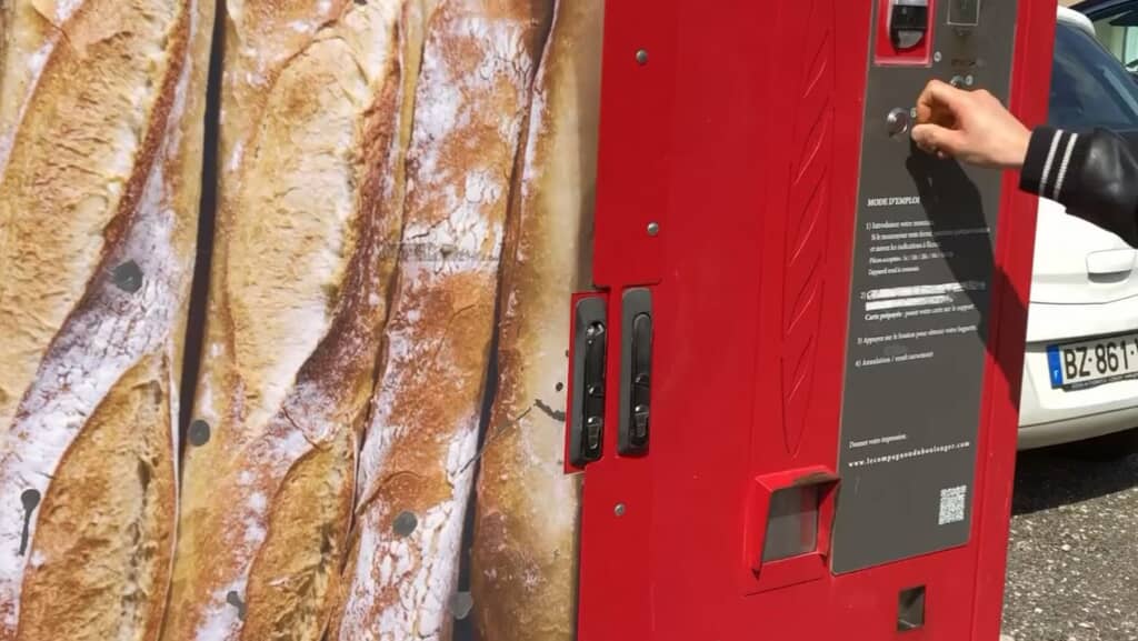 フランスパンの自販機にお金を入れると……？