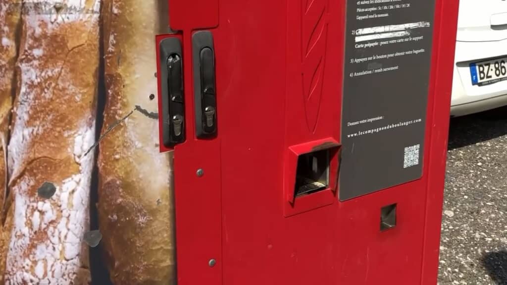 商品取り出し口はここ!?