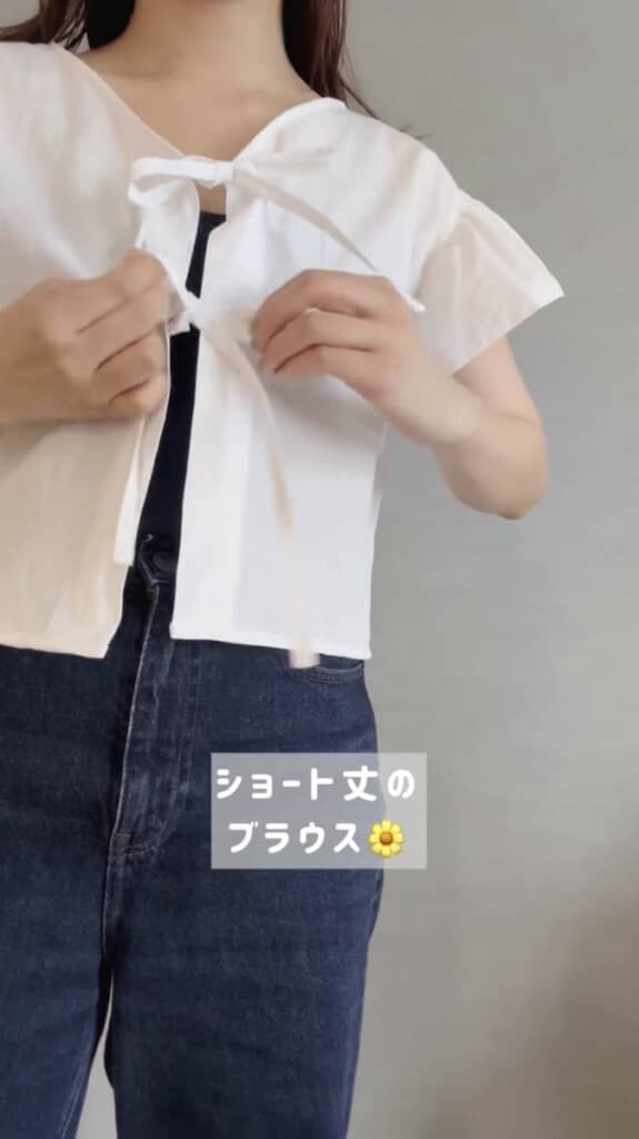 ママが着用するとショート丈のさわやかなブラウスに