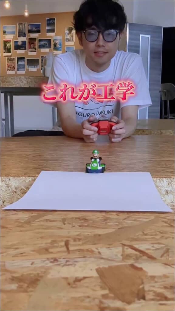 マリオカートのおもちゃを手前のテーブルに渡らせたい投稿者