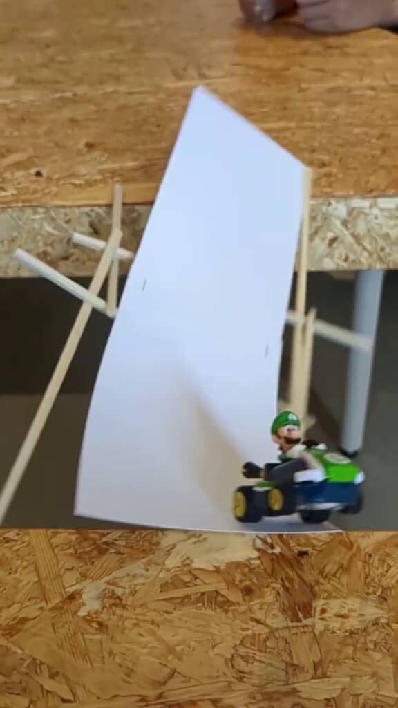 崩壊する割り箸の橋と落下するルイージ