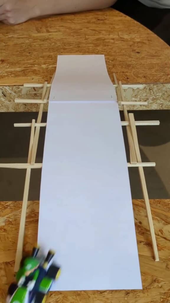 10本の割り箸で組んだ橋を渡り切ったルイージ