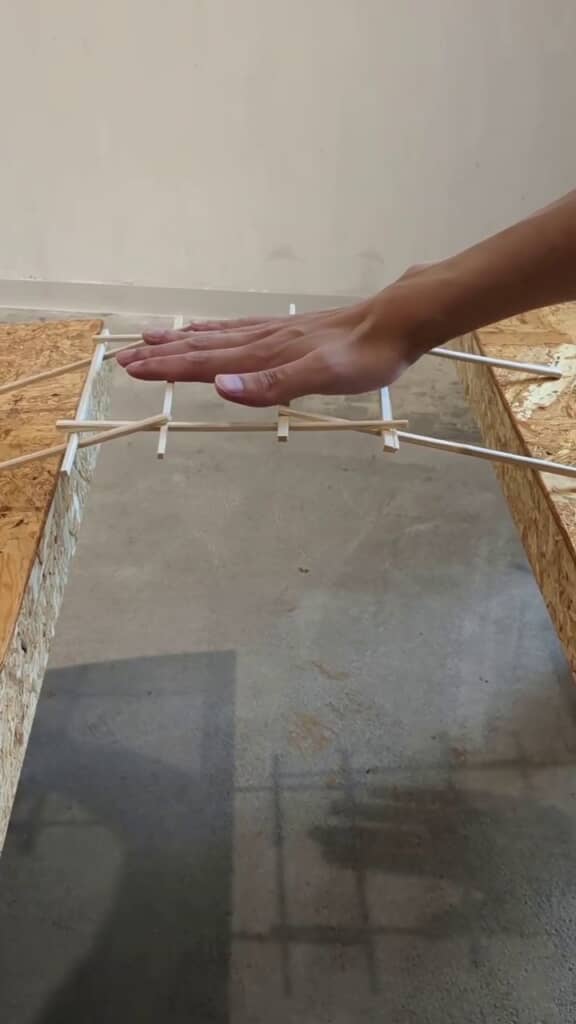 上から押しても簡単には崩れない割り箸で組んだ橋