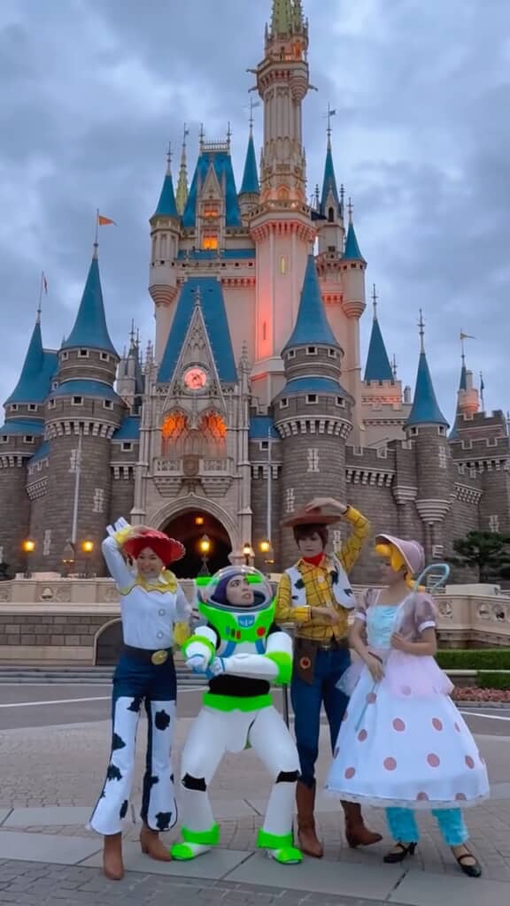 シンデレラ城前でパチリ