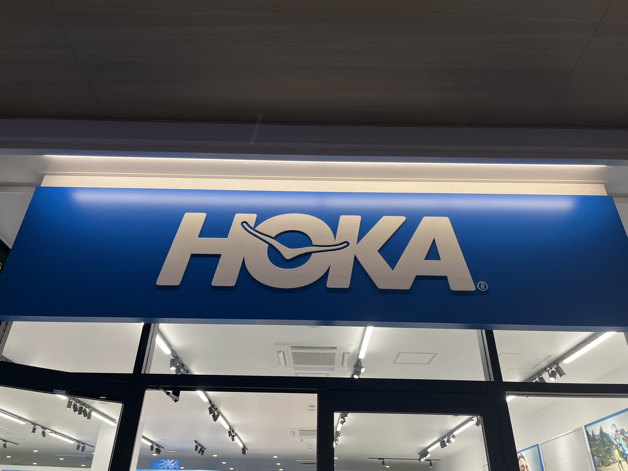 「今まで履いたサンダルで一番快適」　HOKAの“9900円リカバリーサンダル”が好評　「長時間履いても全く痛くならない」「フワッフワで足の裏が気持ちいい」「毎日履いてます」（1/2） | シューズ ねとらぼリサーチ