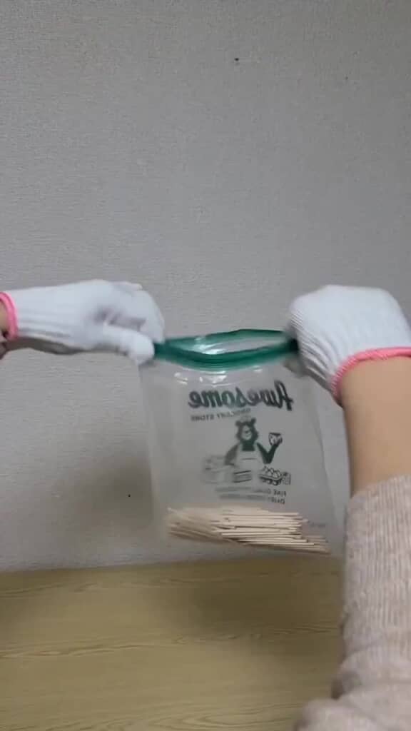 袋につまようじをいれて振っているところ
