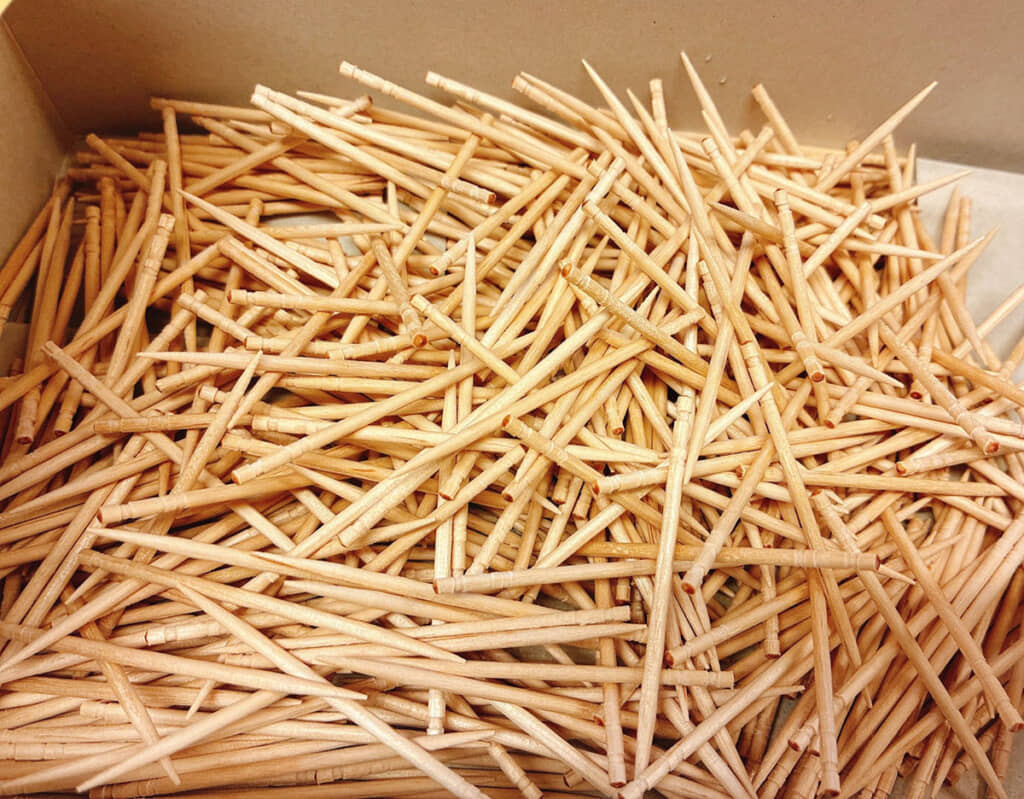 バラバラになった爪楊枝