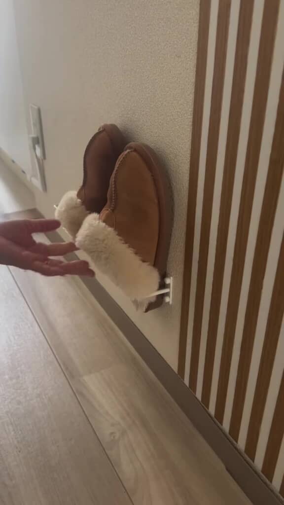 室内履きも壁に