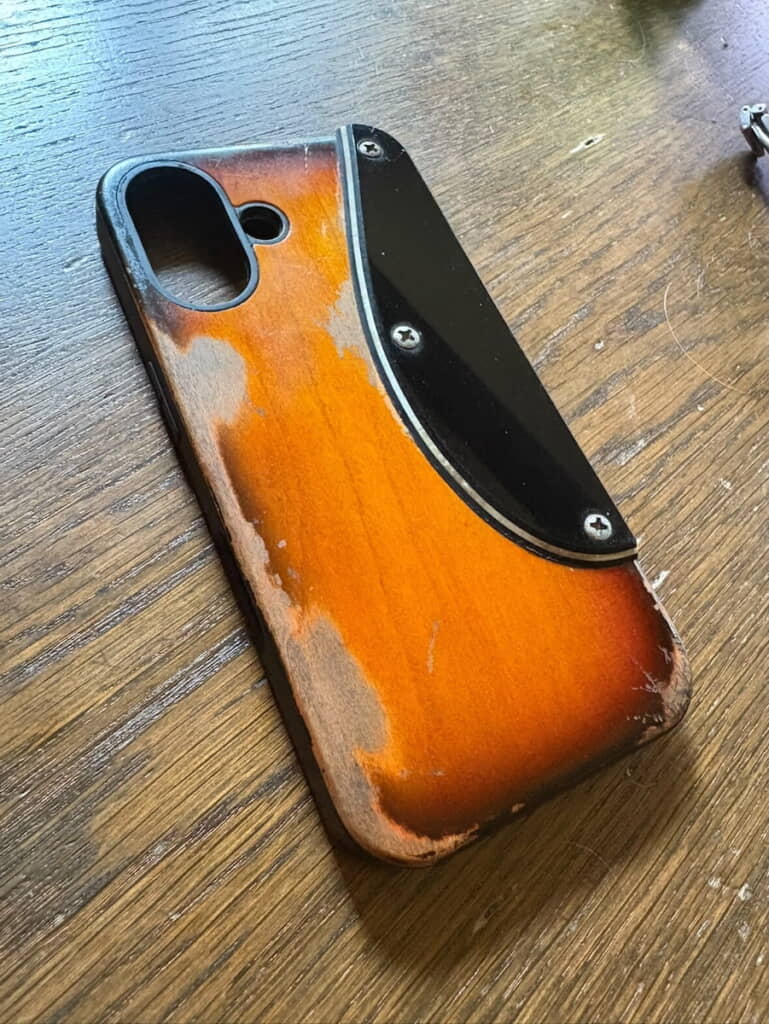 ヴィンテージギターの見た目をスマホケースで再現