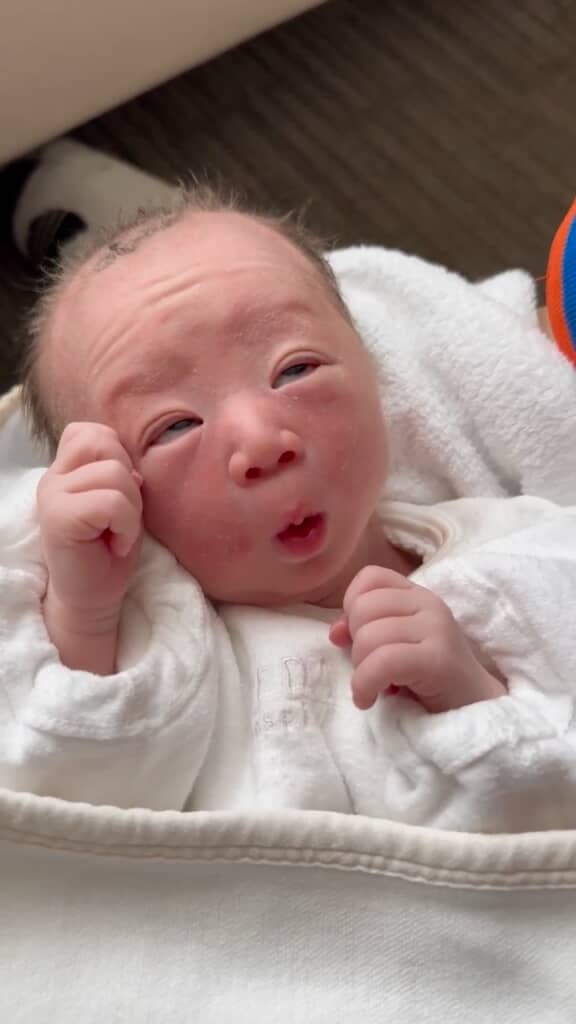 開けようと頑張ってる