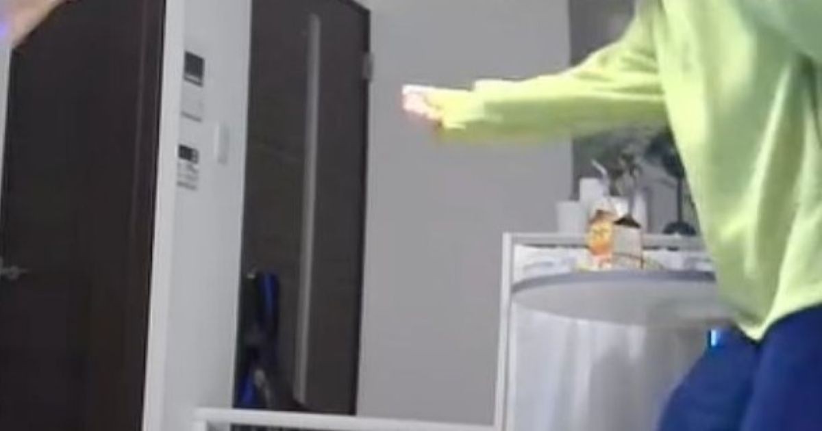 友人たちにお世話を頼んだ愛犬をペットカメラでのぞいたら……「笑い転げたww」　90万再生のまさかの光景に「テンションの差w」（1/2） | 犬 ねとらぼ