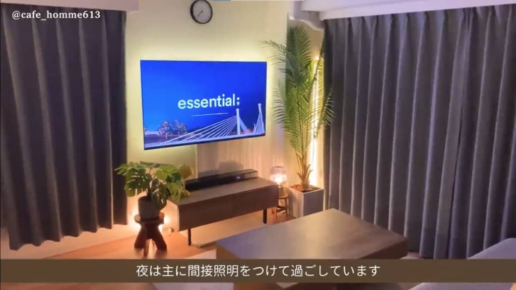 夜のリビングに間接照明が灯る