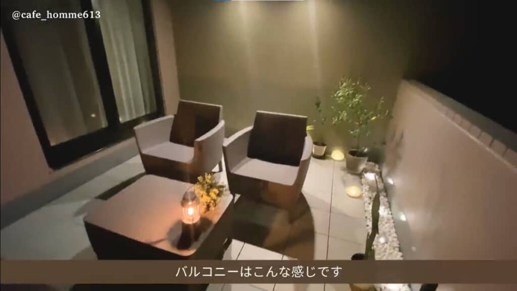 夜のバルコニーに照明が灯る