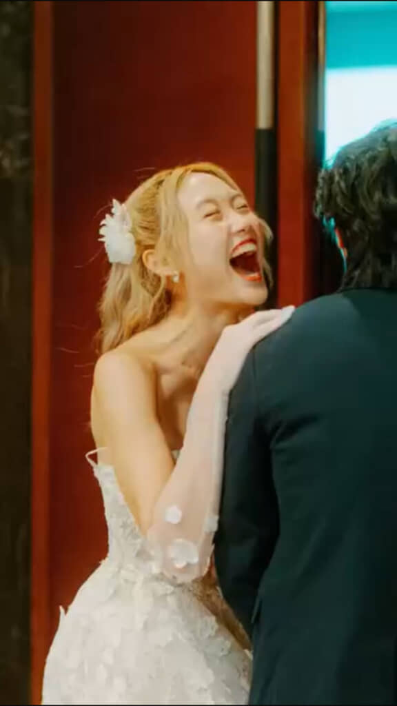 結婚式で大爆笑する妻