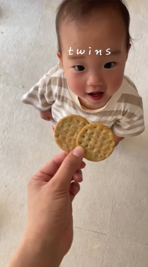 もう1人の双子ちゃんにも2つ渡してみます