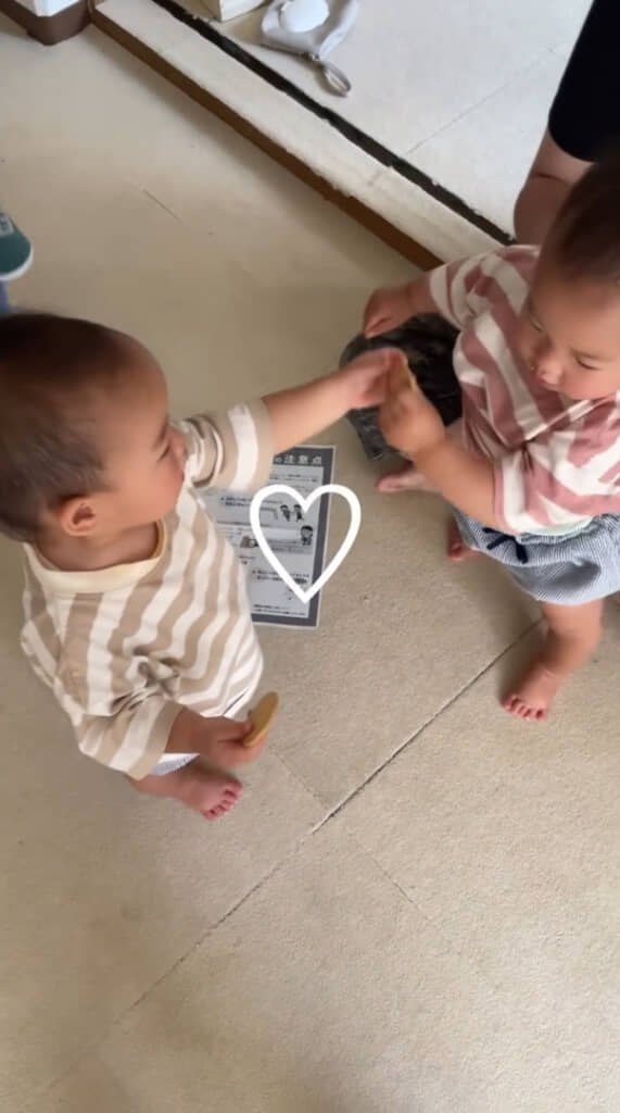 やっぱり“相棒”と分け合う双子ちゃんでした！