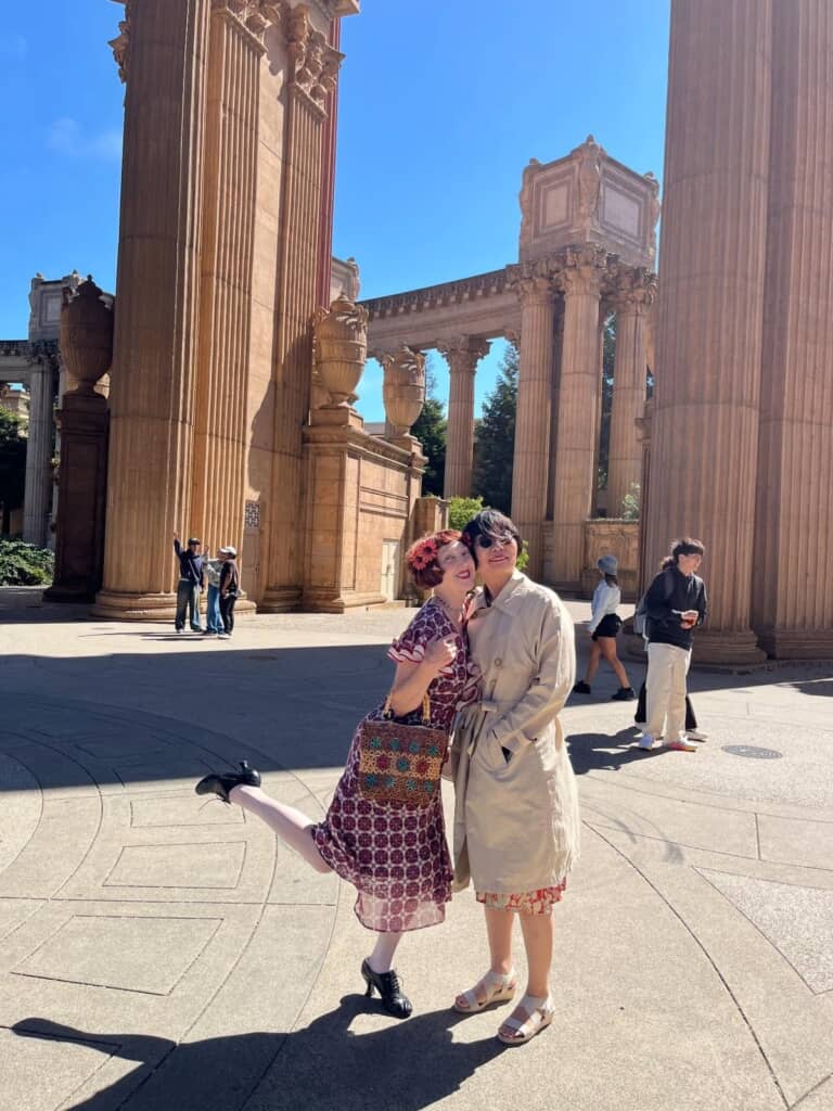 古代ローマ風建築の観光地で撮影された2ショット