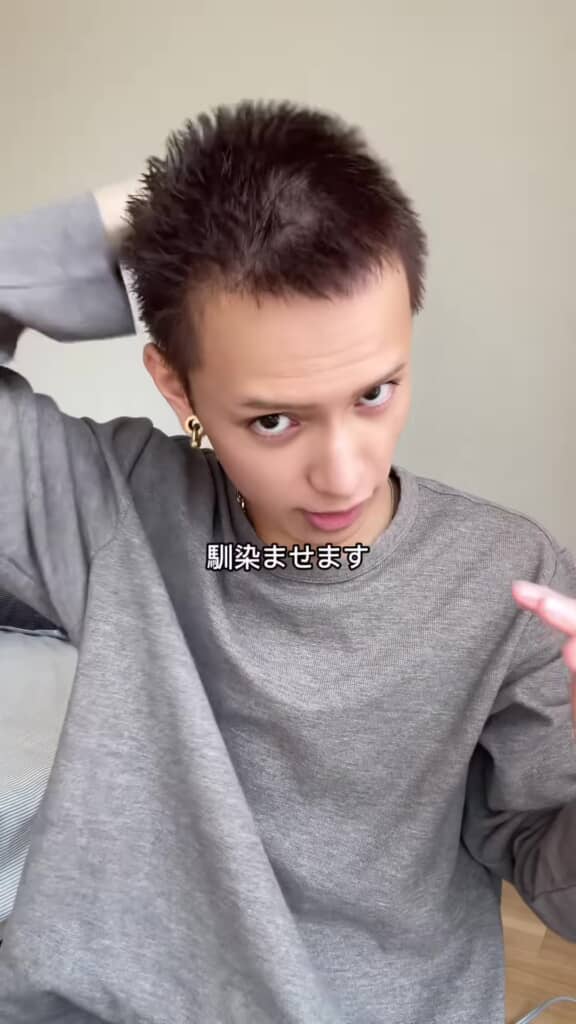 坊主をセットする人・ポマードをなじませる