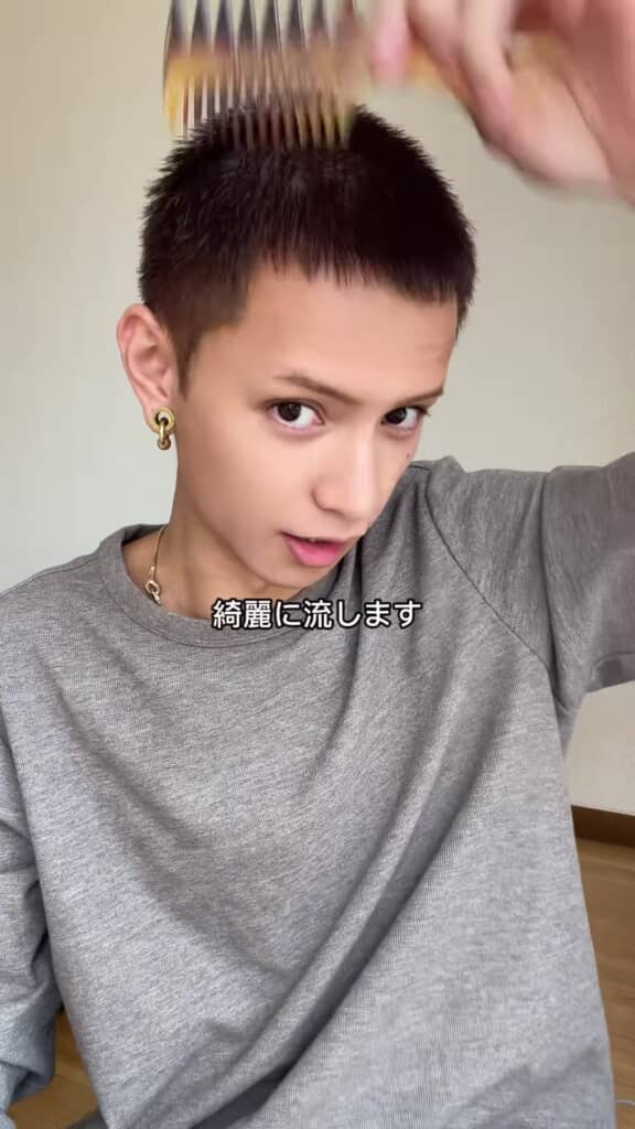 坊主をセットする人・細いコームで整える