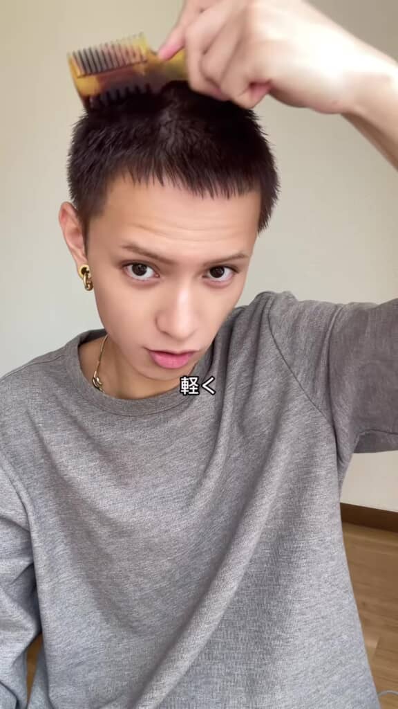 坊主をセットする人・粗いコームで散らす