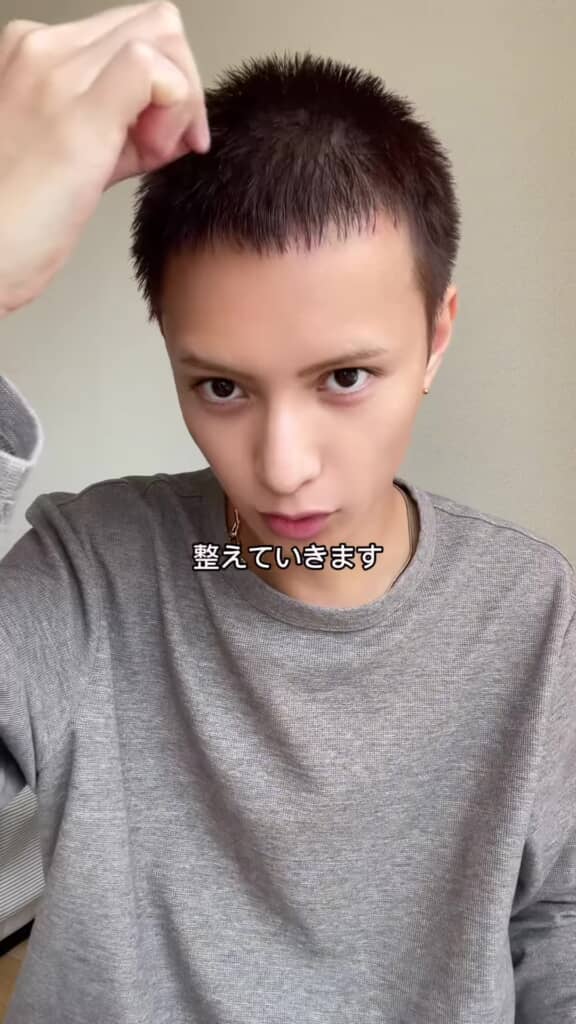 坊主をセットする人・指先で毛をつかむ