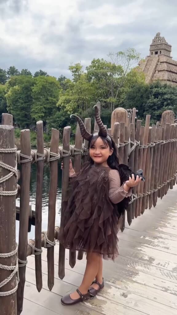 キュートな笑顔の小さなマレフィセント