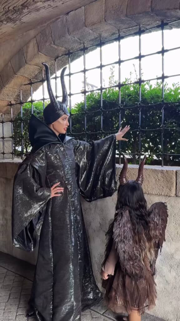 鉄格子を触るマレフィセント