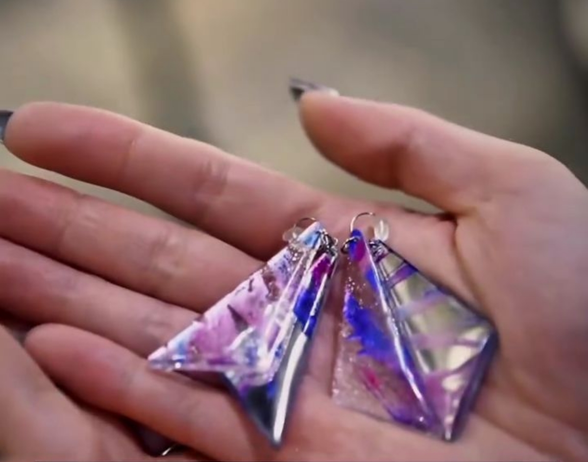 「このピアスにあった色にしたい」という女性→美容師が本気で似合わせると……「想像超えてきた」「かなりのもん絶級」（1/3） | 美容 ねとらぼ