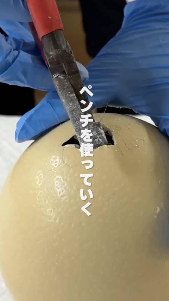 ペンチで穴を開け