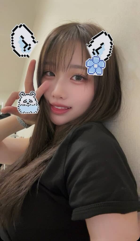 シンプルなスタイルで落ち着いた笑顔を見せる25歳のkeitoさん