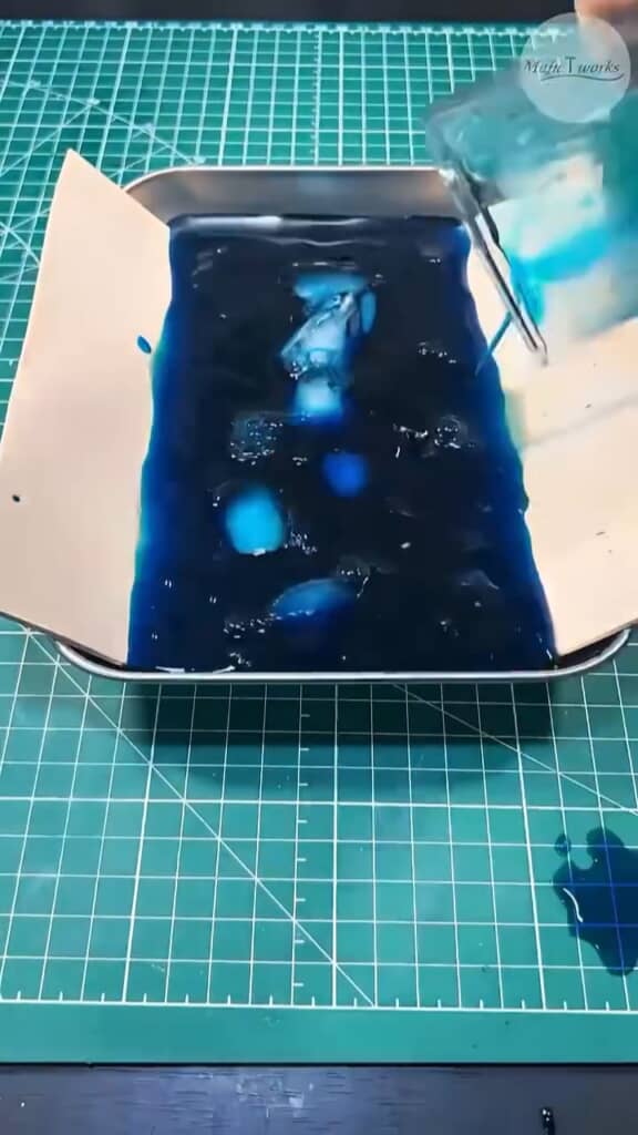 レザーを青系に染める