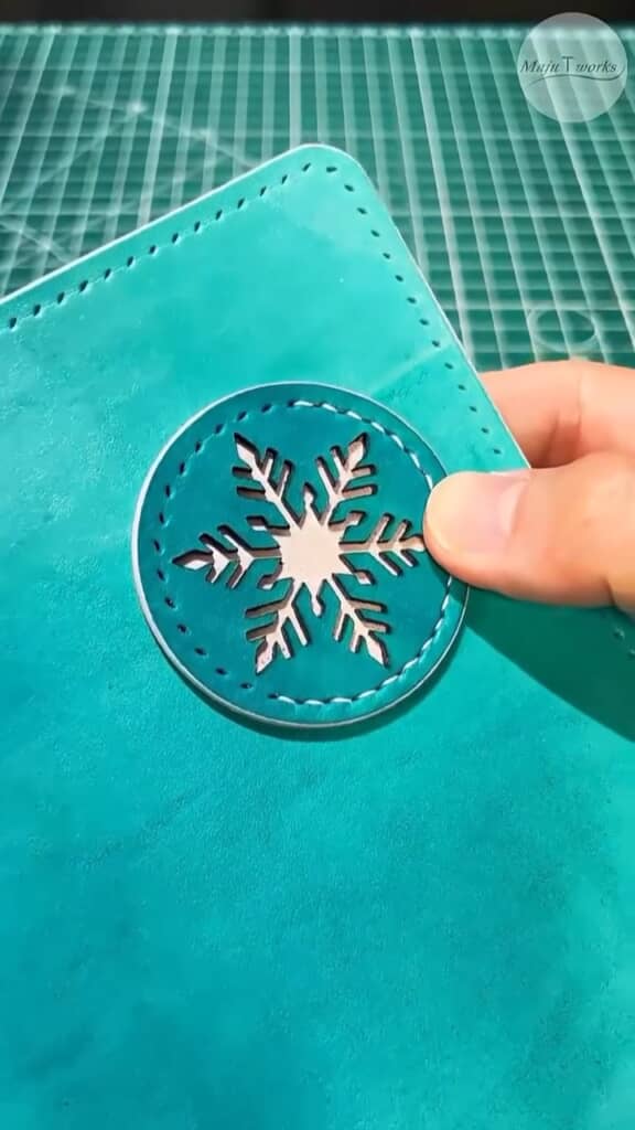 氷の結晶マークを縫い付ける