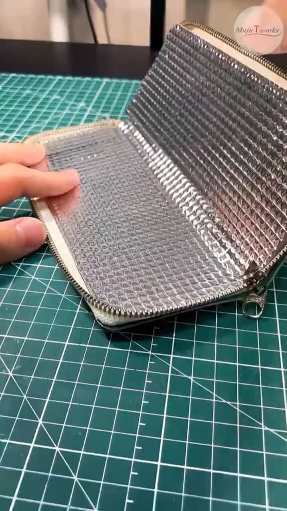 内側にはアルミ素材