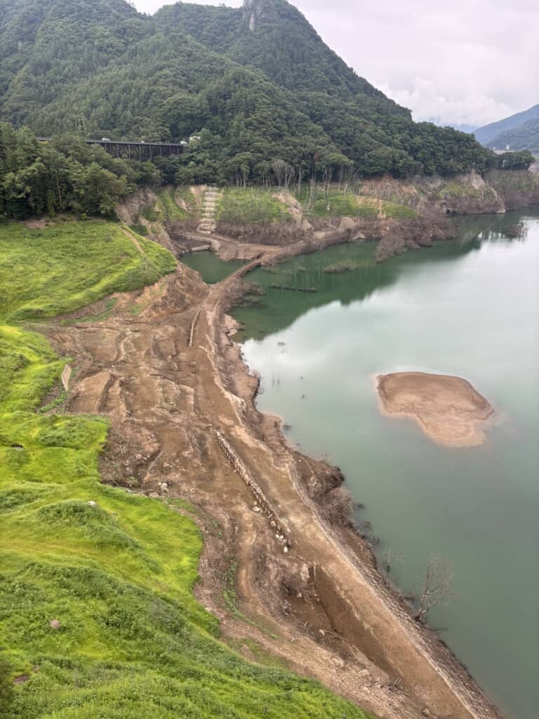 水位が減って茶色い斜面がむき出しになった八ッ場ダム