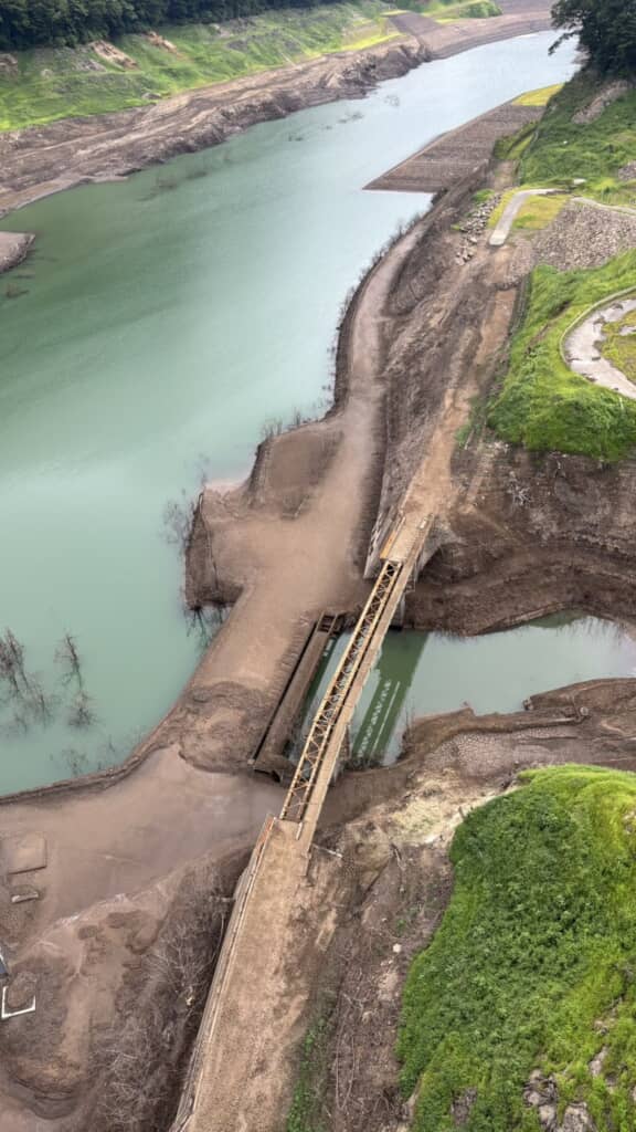 水位が減って姿を現した八ッ場ダム底の吾妻線旧線