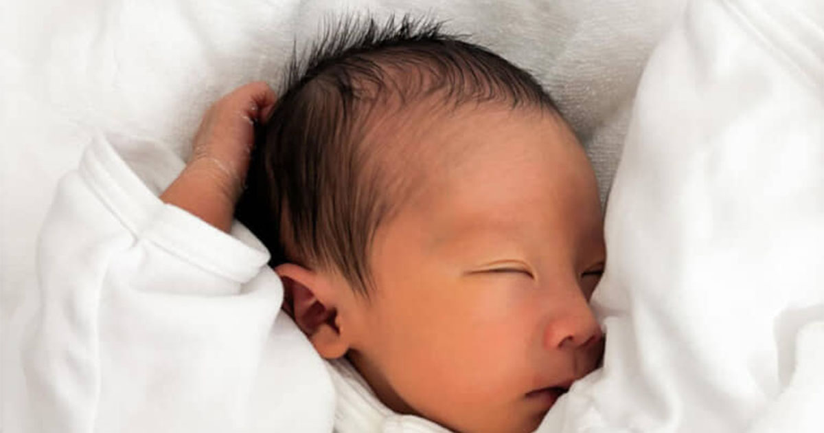 生まれたての赤ちゃんにママ「ちょっとイケメン」→5カ月後……　まさかの姿に「同一人物ですか？！」「たまらん」（1/3） | 育児 ねとらぼ