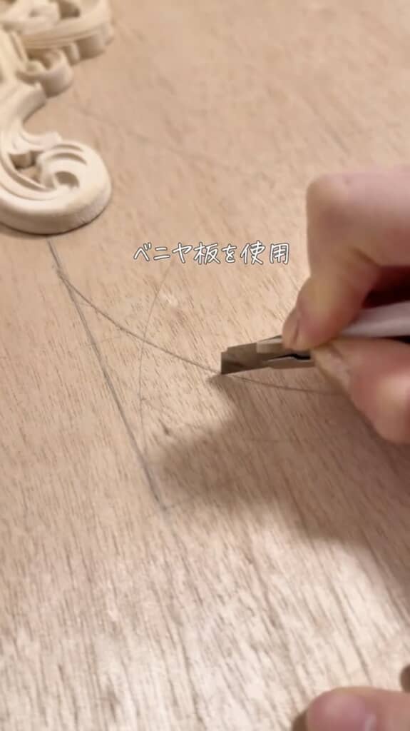 装飾にはベニヤ板を使用