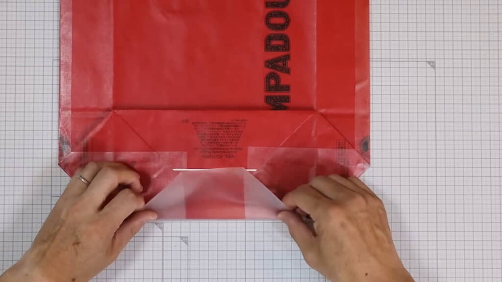 底面部分のはみ出したシートを貼り付ける