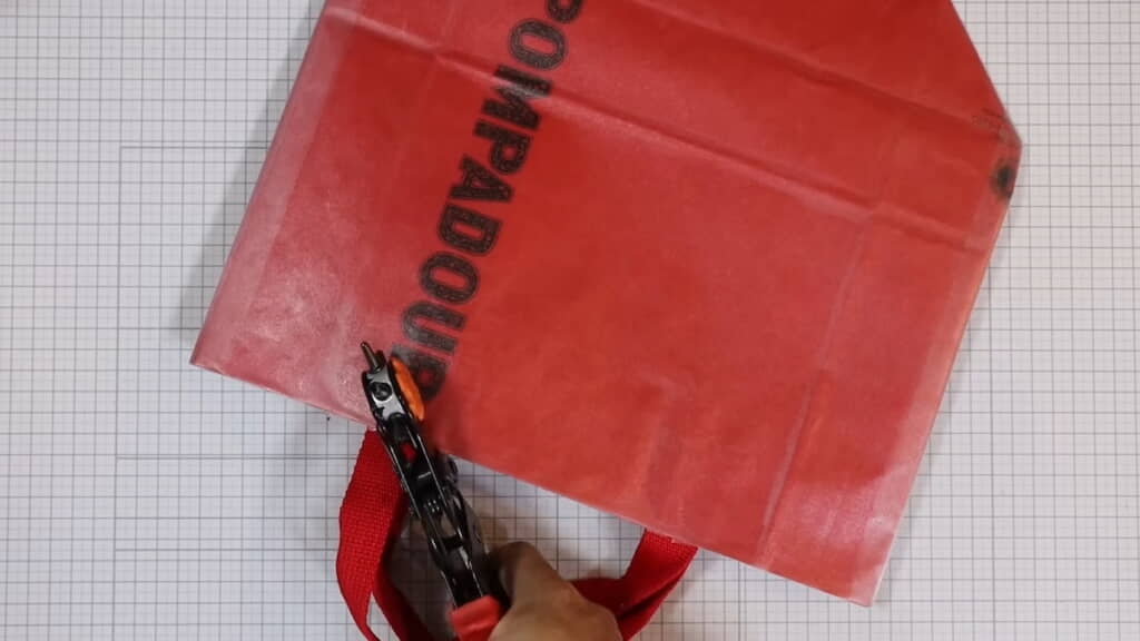 穴あけパンチ器で穴を開ける