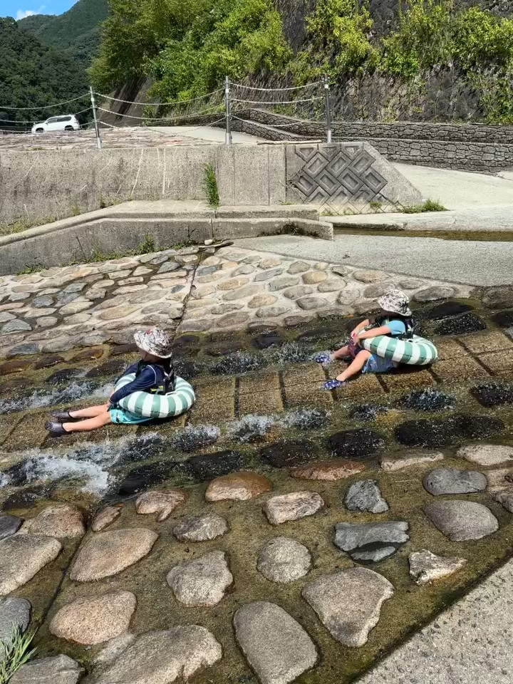 川滑りを楽しむお兄ちゃんと弟くん