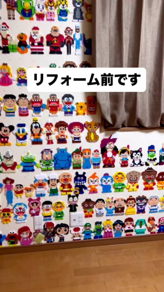 アイロンビーズ作品が壁に貼られている部屋
