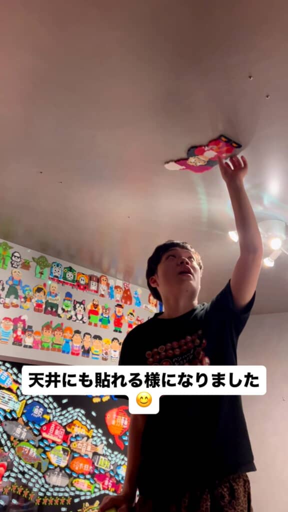 リフォームで天井にも作品を貼れるようになった部屋