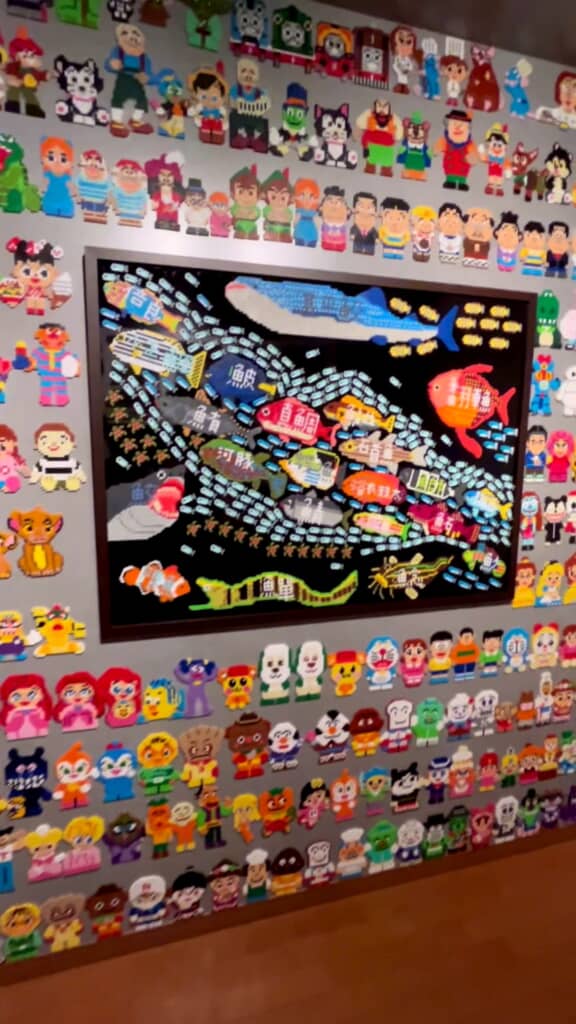 壁一面にアイロンビーズ作品を貼ったリフォーム後の部屋