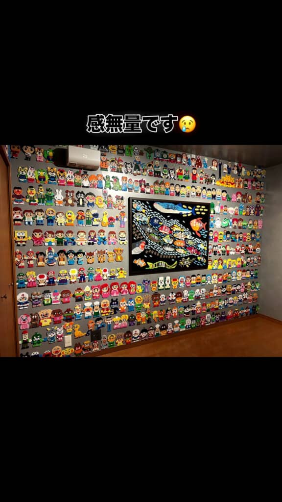 壁一面にアイロンビーズ作品を貼ったリフォーム後の部屋