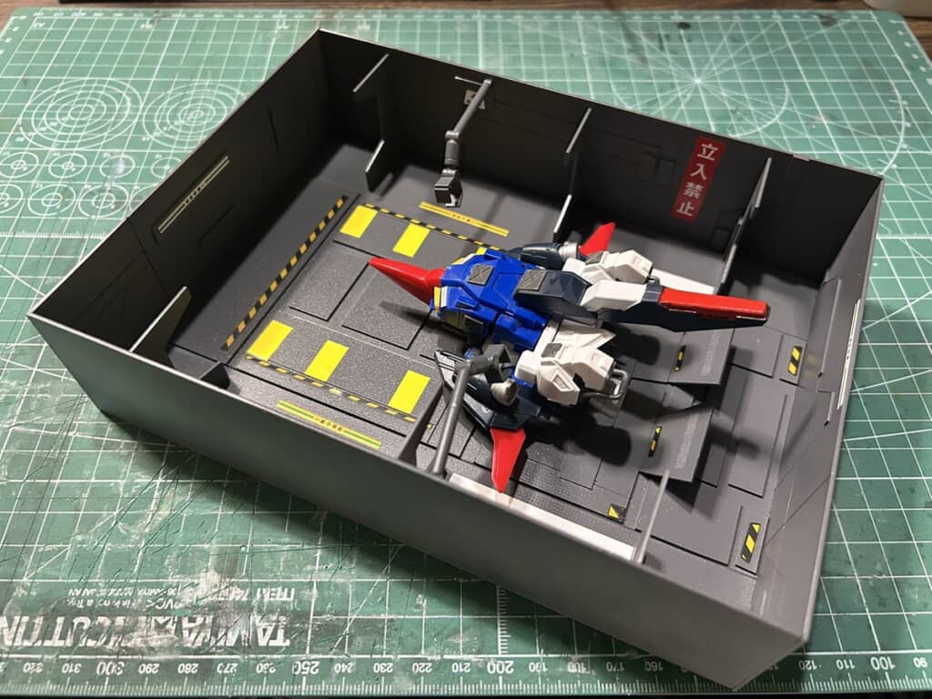 底部を格納庫の床に見立ててシールを貼った箱